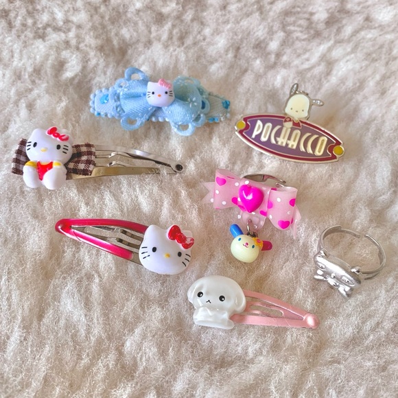 SOLD🚫 Vintage Sanrio accessories (entire set: hairclips, ring, pin) - Picture 1 of 5